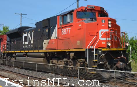 Locomotive CN8877 right side / coté droit